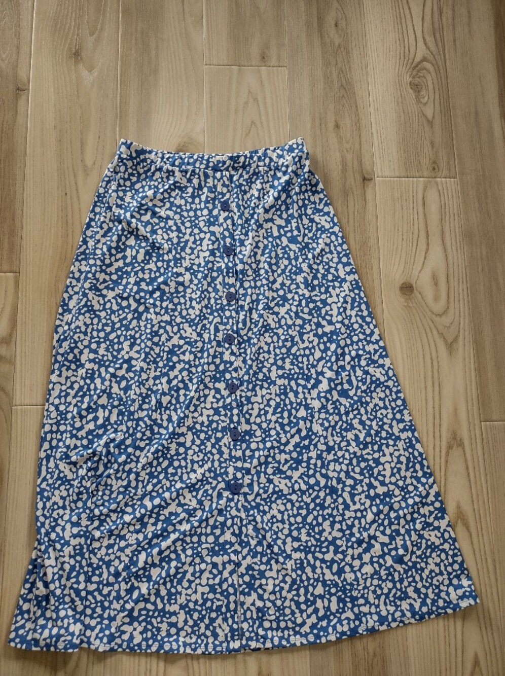 Susan Graver Liquid Knit Maxi Skirt Medium White Blue Dots Pull On Long Button